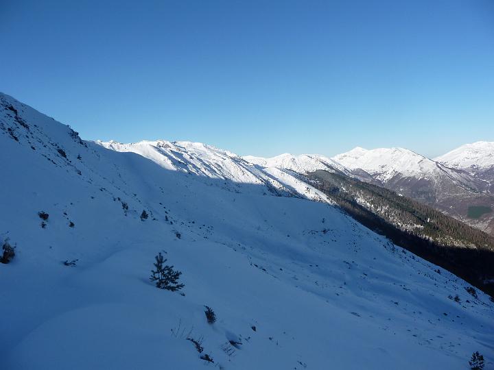 Creneau endron 2009 002.jpg - 30min après le départ on monte encore en direction des crêtes. -7°c à 1500m, fais pas chaud !!